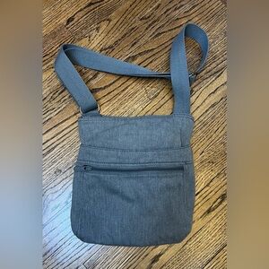 Thirty-One Solid Gray Crossbody Bag Adjustable Strap Multiple Pockets 31 Travel
